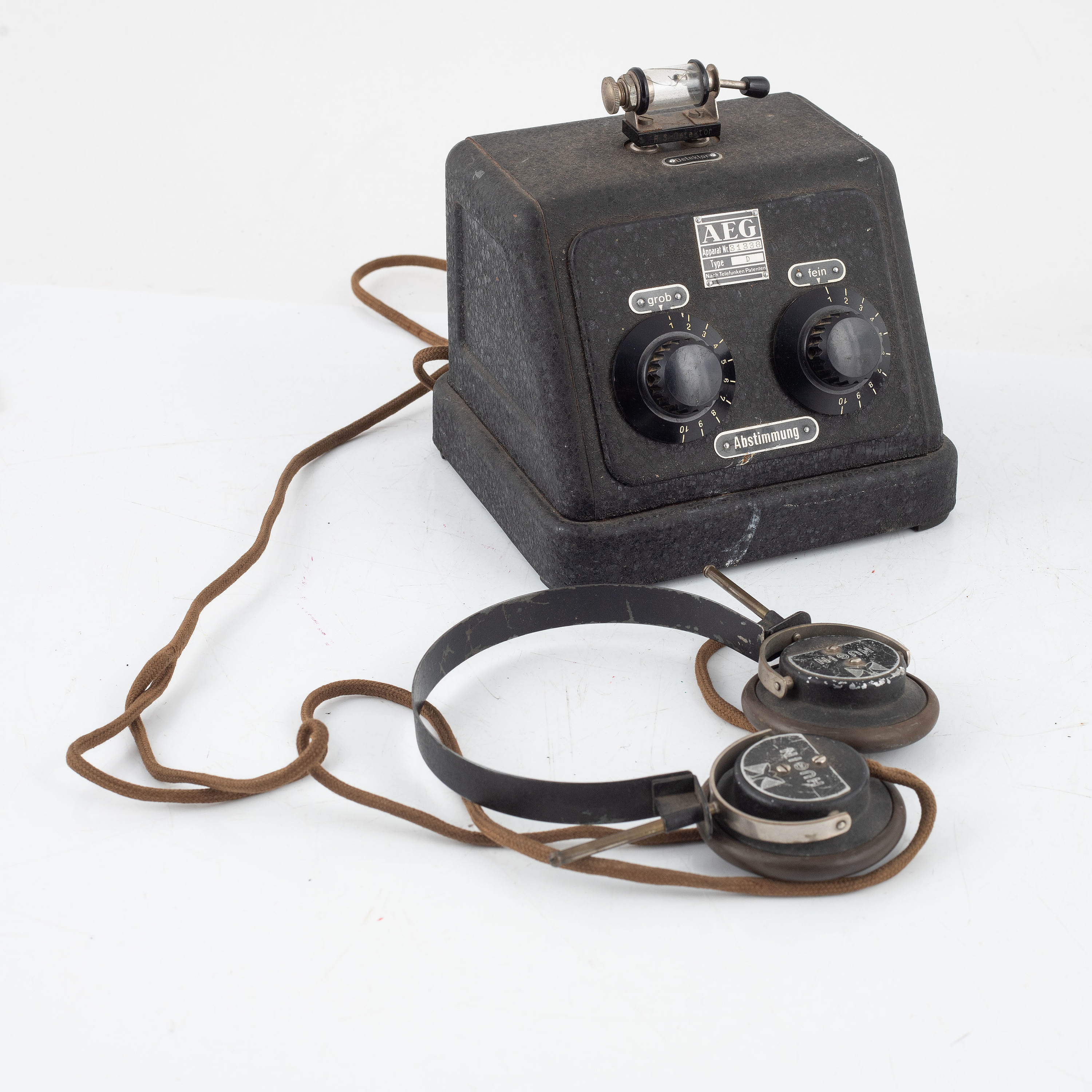 Crystal receiver 1935 and AEG receiver. Bukowskis