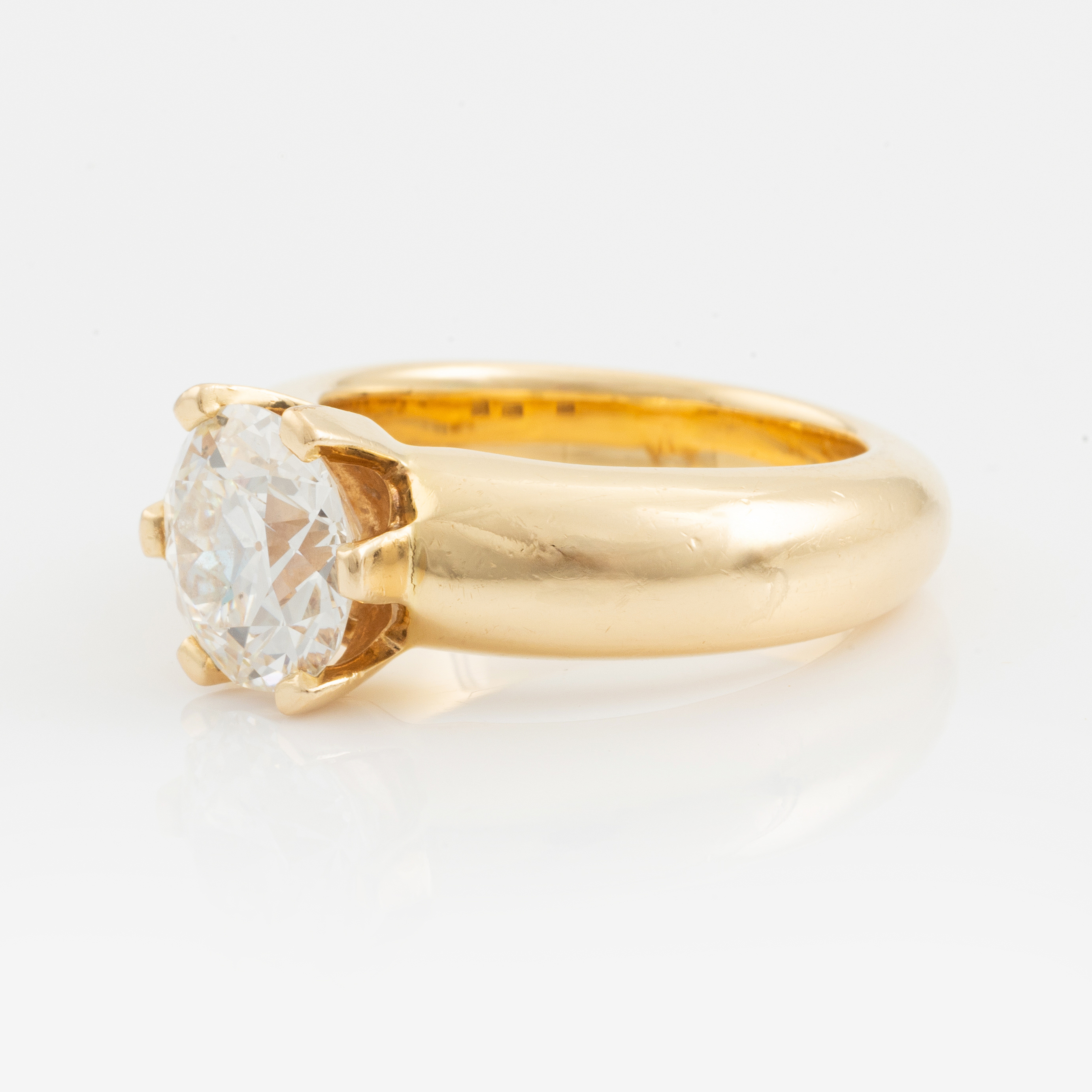 Butler Gold Diamond Rings An 18K gold ring set with a round brilliant-cut diamond. - Bukowskis