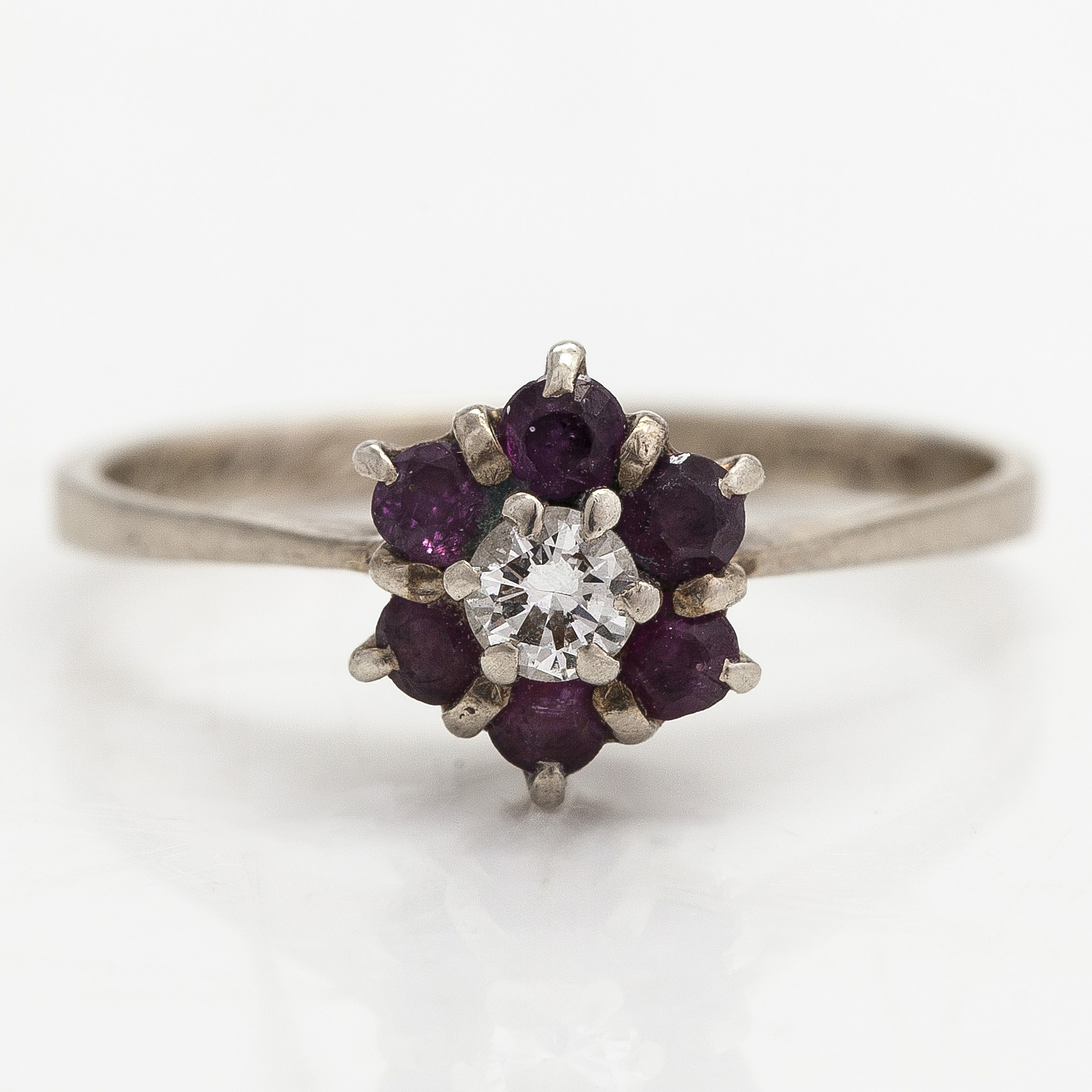 Ring 14K Vitguld Med En Briljantslipad Diamant Ca 0 12 Ct Och Rubiner ring-14k-vitguld-med-en-briljantslipad-diamant-ca-0-12-ct-och-rubiner