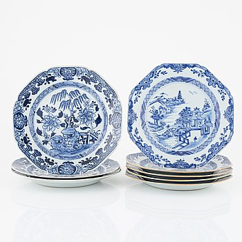 A set of eight blue and white dinner plates, Qing dynasty, Qianlong (1736-95).