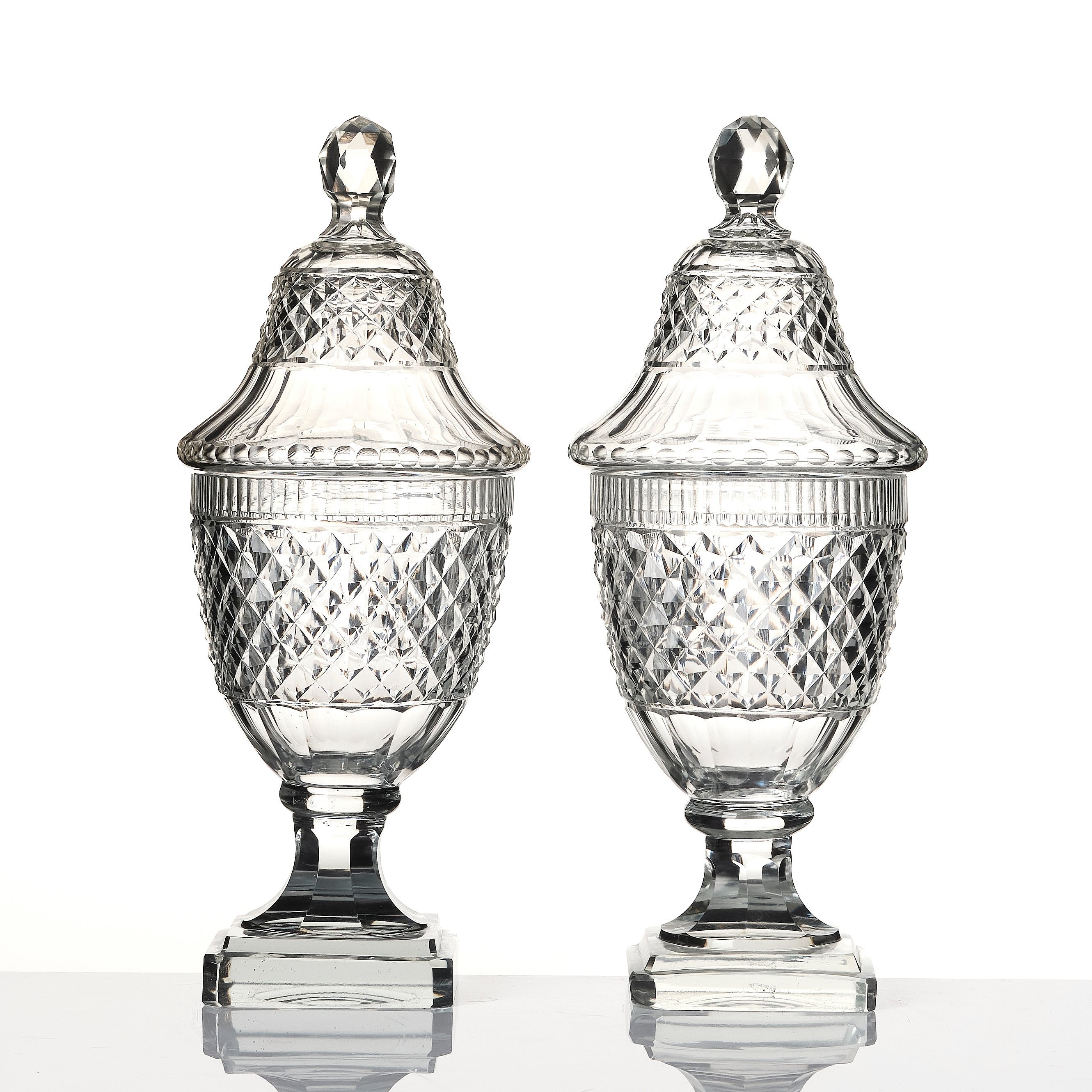 A set of two cut glass jars with covers, Anglo/Irish, 19th Century. Bukowskis