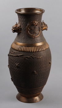 152939. GOLVURNA, metall. Orientalisk.