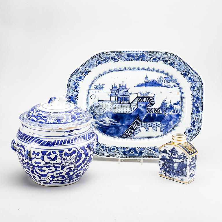 Vase, teapot, and lidded urn from China, 17th/18th century porcelain