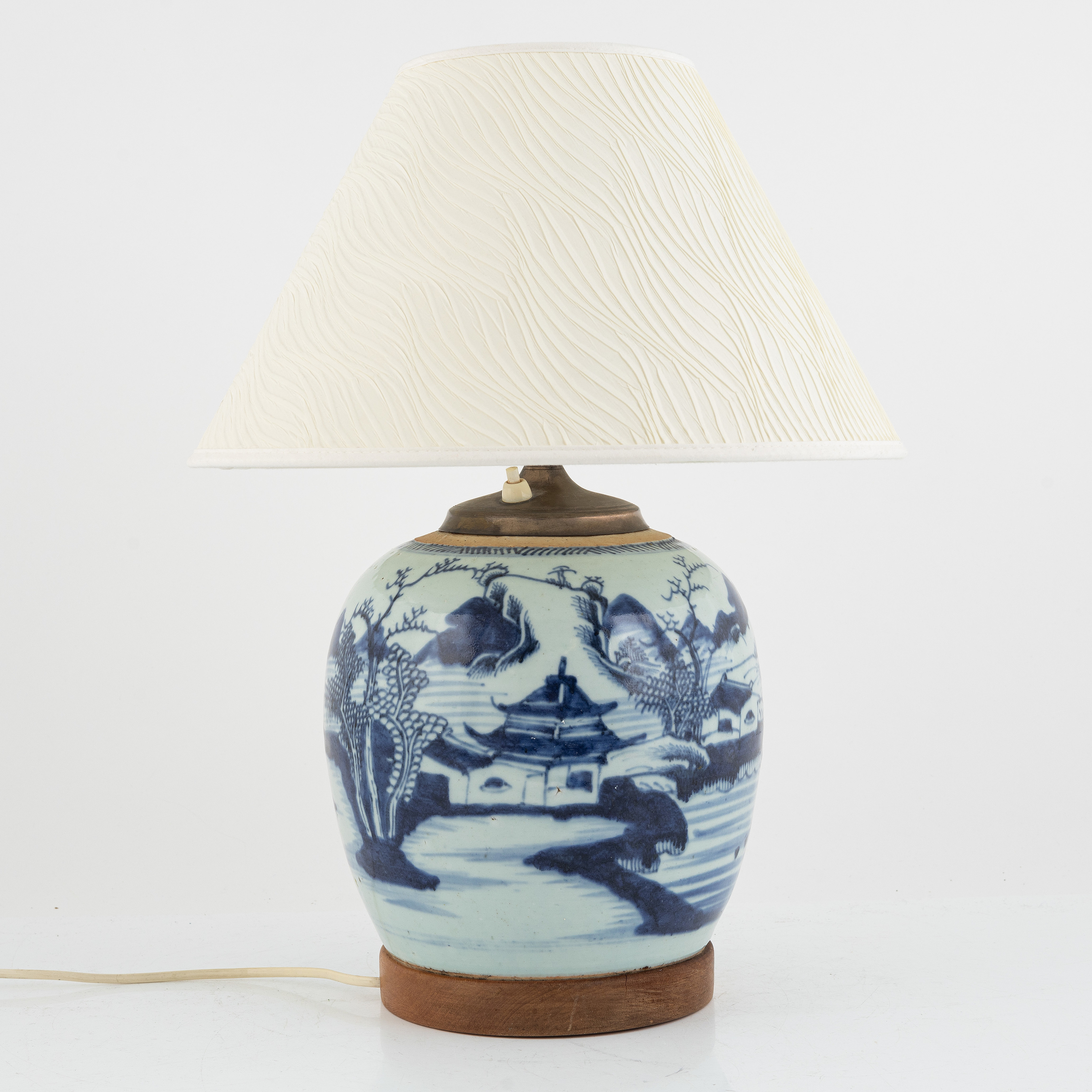 A blue and white Chinese jar / table lamp, Qing dynasty, 19th century