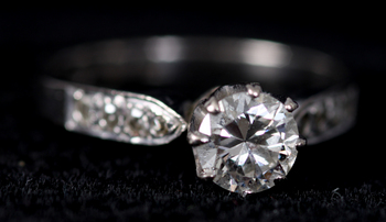 155705. RING, vitguld samt totalt 9 briljantslipade diamanter. Enl inskrip 0.92 ct.