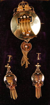 159791. SMYCKEGARNITYR, 3 delar, guld 18K, Gustaf Dahlgren, Malmö 1874. Total vikt 20 gram.