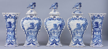 161141. VASER, ett par samt LOCKURNOR, 3 st, fajans, Holland, 18001900-tal.