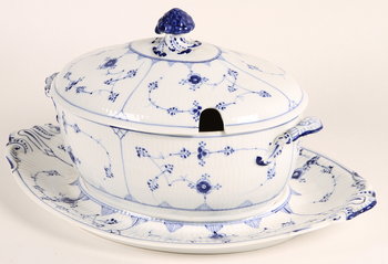 163943. TERRIN MED LOCK OCH FAT, porslin, Musselmalet, Royal Copenhagen.