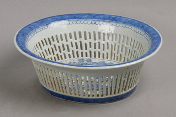 165289. GALLERSKÅL, porslin, Kina, 1800-tal.