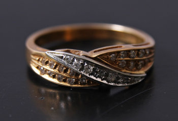 165309. RING, 18K guld med briljanter.