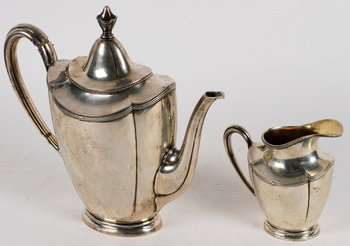 166861. KAFFEKANNA SAMT GRÄDDKANNA, silver, 1900-tal. Tot vikt 660 gram.