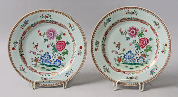 167149. TALLRIKAR, 2 st, porslin, Kina, Qianlong, 1736-1795.