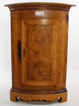 17209. HÖRNSKÅP. 1800-tal.