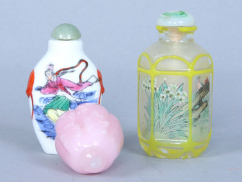 172719. SNUSFLASKOR, 3 st, glas och porslin, Kina, 1900-tal.