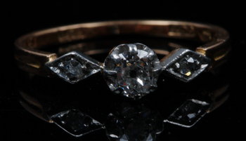 173519. RING, 18 K guld och diamanter, CG Hallberg, 1904.