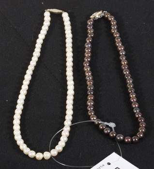 1740. PÄRLCOLLIER, 2 st. Svarta och vita pärlor .