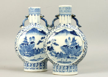 175031. PILGRIMSKRUS, ett par, porslin, Kina, 1800-tal.