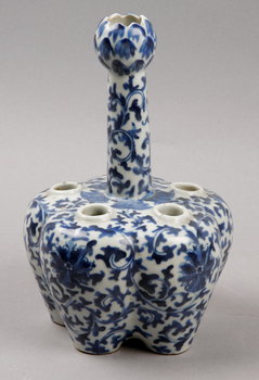 176513. TULPANVAS, porslin. Kina Qingdynastin, 1800-tal.