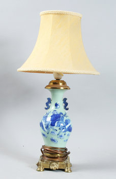 177797. BORDSLAMPA, porslin och mässing, Kina, 1900-tal.