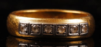 184521. RING, 23 K guld, ca 8 gram.