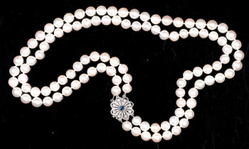 185652. COLLIER, 2-rader odlade pärlor, ca 6,8 cm, med lås med små diamanter och blå safir.