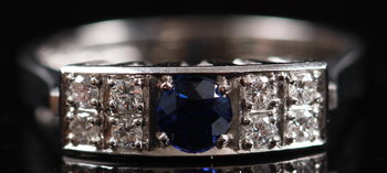 185817. RING, 18k vitguld med blå safir och 8 briljantslipade diamanter, tot. ca 0.20 ct.
