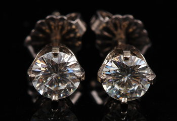 186090. ÖRHÄNGEN, 14k vitguld med vardera briljantslipad diamant, 0.45 ct tot. ca 0.90 ct.