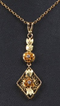 186162. HALSBAND, låghaltigt guld samt syntetisk sten, 1900-talets första kvartal.