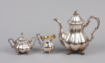 186818. KAFFESERVIS, 3 delar. Sterlingsilver, rokokostil. Svenska importstämplar.