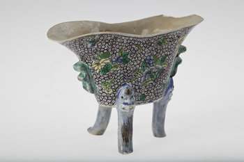 189164. TRIPOD, porslin. Qing dynastin, Kangxi 1662-1722.