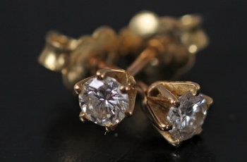 190394. ÖRHÄNGE, ett par. 18 K guld med diamanter tot 0.2 ct.