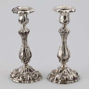 191104. LJUSSTAKAR, ett par, silver, nyrokoko, Göteborg. 1861.