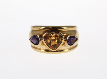 191196. RING, 18k guld med hjärtslipad citrin samt två ametister.