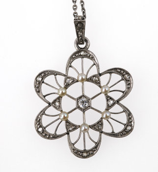 191405. HÄNGSMYCKE, platina med gammal. och rosenslipade diamanter samt små orientaliska pärlor. 1910-tal.