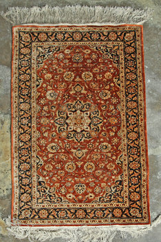 192754. MATTA, orientalisk, silke, 1900-talets senare hälft. 68 x 123.