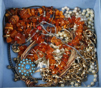 192850. PARTI BIJOUTERIER, 87 delar, 1900-tal.