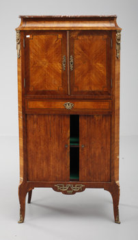 192962. SKÅP. Gustaviansk stil, 1900-tal.