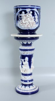 193978. URNA PÅ PIEDESTAL, flintgods. 1900-tal.