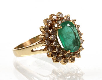 194438. RING, 14 k guld med smaragd samt briljantslipade diamanter.