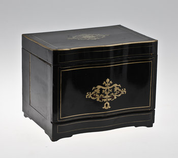 194612. SCHATULL MED GLAS. 18001900-tal.