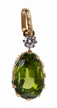 196457. HÄNGE, 18 K guld med peridot, 15,25 ct samt briljantslipad diamant 0,33 ct.