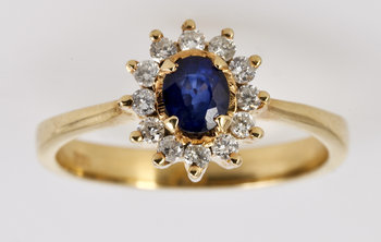 196565. RING, 18 K guld med blå safir och briljantslipade diamanter, tot ca 0.20 ct.