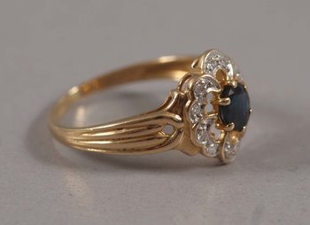 197322. RING, 18K guld, Safir samt diamanter.