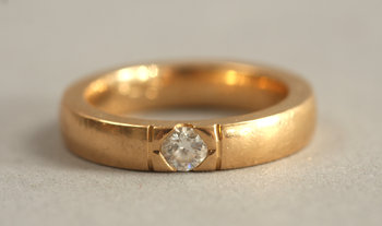 198610. RING, 18K guld med briljant ca 0,22 ct.
