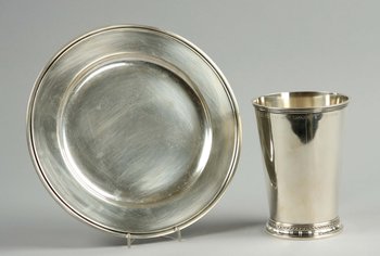 200261. FAT, silver, Köpenhamn, 1960 och BÄGARE, silver, Malmö, 1945. 404 resp 466 g.