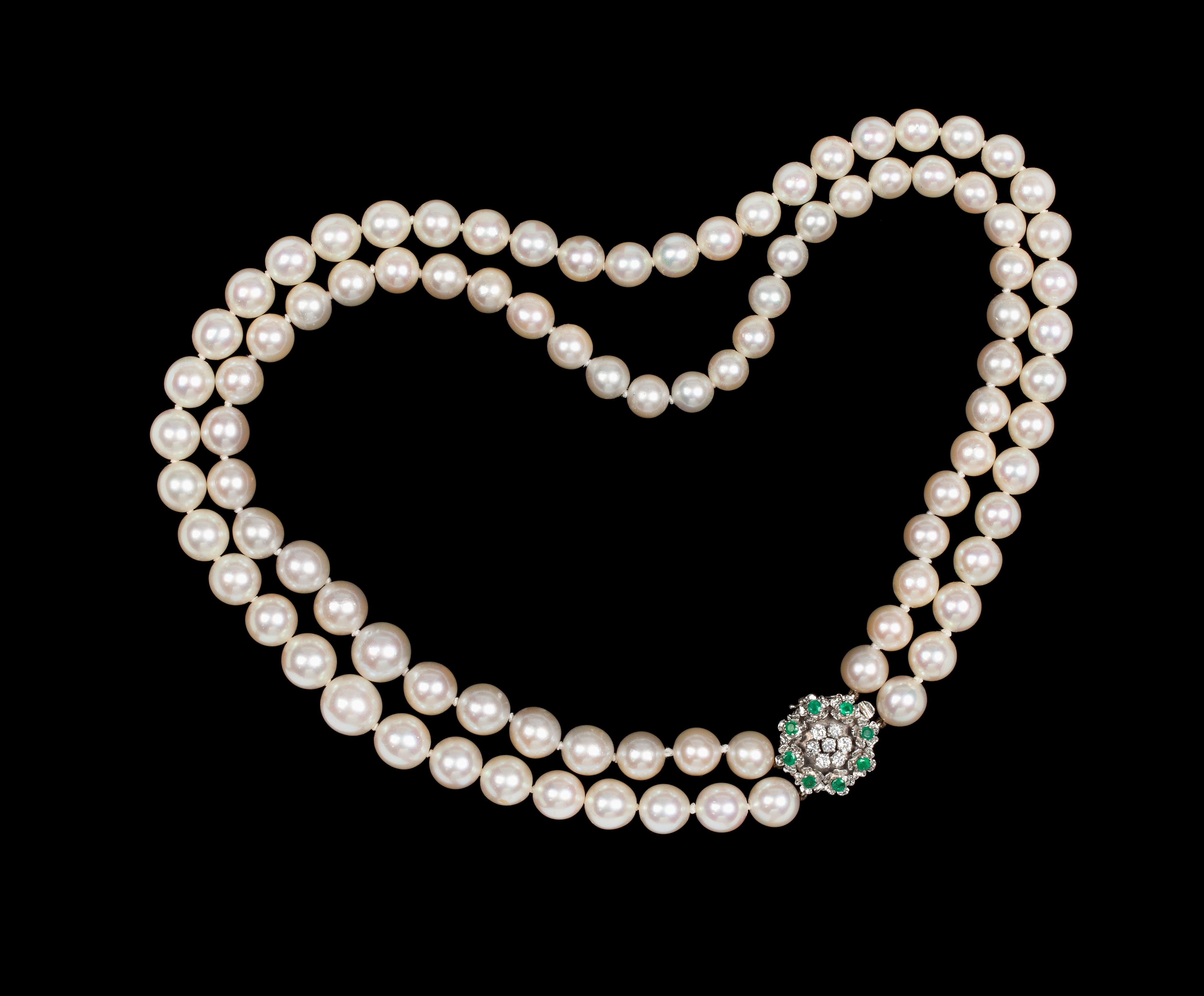 A cultured pearl necklace with diamond clasp. Bukowskis