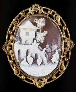 201325. BROSCH, skuren snäckskalskamé med gulmetall, 1800-tal.