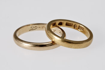 201873. RINGAR, 2 st, 23 K resp 18 K guld, 8 g.