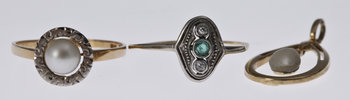 202154. RINGAR, 2 st samt BERLOCK, 14-18 K guld, bl a Stigbert, 1947. Tot ca 4 gr.