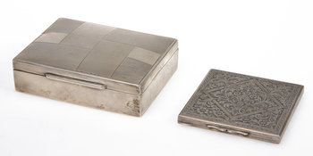 203380. CIGARETTSKRIN samt PUDERDOSA, silver, 1900-tal. Vikt ca 274 gr.